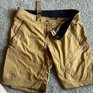 Arc'teryx Men's Brown Tan Shorts size 30